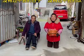农村50多岁残疾夫妻，他们的勤劳、励志和乐观深深感动了我 大叔说：勤劳的目的就是活得自信点，人要学会自救，不要抱怨 ，人生看开点 ，没有过不去的日子，没有过不去的坎。#农村 #励志 #残疾 #夫妻视频封面
