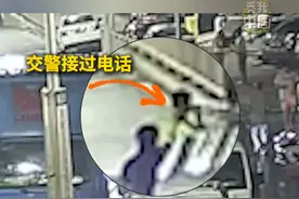 广东东莞外卖员送餐出车祸，铁骑交警帮送外卖。餐到后交警提示“别给差评”（发布时间：12月12日）#秀我中国 #外卖 #交警视频封面