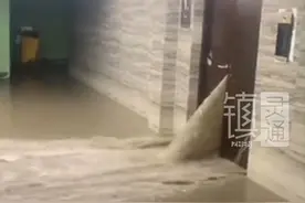 小区业主滥挖地下室闯祸，挖穿河道河水倒灌车库，装修的剧本都不敢这么写#江心洲 #装修 #南京 #突发视频封面