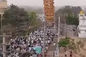 突发狂风暴雨 印度30米高“寺庙战车”当场倒塌 庆典变悲剧 视频封面