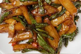 谁懂这碗土豆烧豆角有多好吃！！油润入味软糯鲜香巨下饭！！ 配方参考：@食堂大叔不讲李 #当美食有了音乐灵魂  #土豆烧豆角 #下饭菜 #家常菜 #妈呀太香了