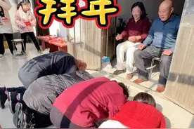 山东传统拜年怎么拜？1岁宝宝趴下花式拜年，逗得爷爷奶奶大笑 #欢欢喜喜过大年 #我们一大家子 #发压岁钱了 #磕头 #亲人团聚视频封面