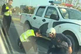 大叔骑车 等红绿灯时发现后座编织袋磨破 粮食撒一地，路过民警蹲下用手帮忙回扫视频封面