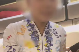 12月2日，陕西，网友发布视频称：长安航空航班上，有老鼠在旅客脚上钻来钻去，旅客质疑飞行安全存在隐患。长安航空回复，会去后台核实情况。视频封面
