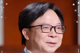 沐曦创始人、董事长兼总经理陈维良在#2025中国AI盛典  中获“2025年度AI人物”，他感慨时间给予自己机会，“让我们可以做有意义的、有价值的，而且自己也乐在其中的事情”。