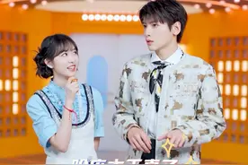 #翟潇闻杨肸子清唱我们俩 漫步红房子下，共赴青春之约！欢迎《树下有片红房子》剧组 @翟潇闻 @杨肸子xizi做客好六街，甜蜜对视清唱《我们俩》，每一帧都是青春最美的模样！视频封面