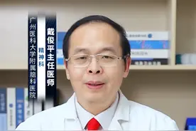 难治性焦虑症吃什么药？ #涨知识 对于难治性#焦虑症 的治疗，药物治疗是重要的一环。以下是一些常用的药物，但请注意，具体用药需根据患者的具体情况和医生的建议来确定：
第一，苯二氮䓬类药物，如阿普唑仑片、氯硝西泮等。这类药物具有抗焦虑、镇静、催眠的作用，起效快，适用于急性焦虑发作。但长期使用可能会产生依赖性和成瘾性，因此需遵医嘱使用，并注意逐渐停药，以避免戒断症状。
第二，选择性5-羟色胺再摄取抑制剂（SSRIs），如氟西汀、帕罗西汀、舍曲林等。这类药物通过抑制神经元对5-羟色胺的再摄取，提高突触间隙中的5-羟色胺浓度，从而发挥抗抑郁和抗焦虑作用。相较于传统药物，SSRIs的副作用较小，安全性较高，适用于长期治疗。
第三，其他抗抑郁药物，如文拉法辛等。这类药物通过调节大脑中神经递质的平衡，改善情绪状态，对于广泛性焦虑障碍等具有较好的疗效。但长期使用需警惕可能诱发的心血管系统风险。
除了药物治疗外，难治性焦虑症的治疗还需要结合心理治疗、生活方式调整等多种方法。心理治疗可以帮助患者认识和改变不良的思维和行为模式，提高应对焦虑的能力。同时，保持规律的作息习惯、适当运动、学会放松技巧等也有助于缓解焦虑症状。请注意，以上内容仅供参考，具体治疗方案需根据患者的具体情况和医生的建议来确定。#硬核健康科普行动  #年度健康知识干货大赏 @创作灵感小助手视频封面