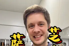 连续剧更新：用自己做的马苏里拉芝士做了个披萨！饼皮香脆，馅料满足，停不下来的节奏 #跟着抖音学做菜 #宅家美食 #自制披萨 #比萨 #西餐 视频封面