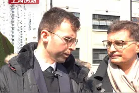 法国青年马库斯携622张历史照片来到#上海  ，揭露日军侵华罪行。2月19日，他来到上海四行仓库参观，并用手机展示了外公留下的老照片。他在上海将探访外公照片中的“上海记忆”。视频封面