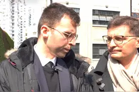 法国青年马库斯携622张历史照片来到#上海  ，揭露日军侵华罪行。2月19日，他来到上海四行仓库参观，并用手机展示了外公留下的老照片。他在上海将探访外公照片中的“上海记忆”。视频封面