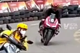 外卖小哥摩博会上大秀车技，飘逸压弯惊艳全场（来源：@达华哥哥(摩博会) ）视频封面