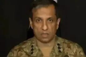 【#巴基斯坦澄清并未俘获印度飞行员  ，行动细节显示击落印度84架无人机】当地时间5月11日晚，巴基斯坦三军新闻局局长乔杜里在新闻发布会上表示，在印度从5月6日夜间开始对巴基斯坦平民发起攻击后，巴基斯坦三军协同启动代号为“铜墙铁壁”的军事行动回应。（央视新闻）视频封面