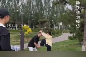 无人机挂在了树上，杂技演员主动上前帮忙拿下。 “生活处处都是秀场”