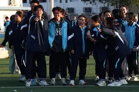 天啊！这所广州学校竟然给学生们投喂零食，满屏的快乐太让人馋了，又是羡慕别人家学校的一天......#广州 #校园 #学生 #高中生 #零食大作战视频封面