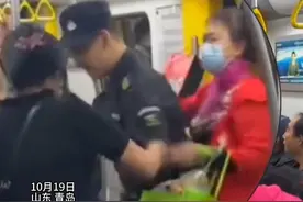 地铁上两女子起争执互踢，你来我往互不相让，工作人员挡在中间一脸无奈。 #打架  #热点视频封面