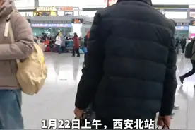 陕西一父亲拎近50斤特产跨越1000多公里去陪女儿过年， “包里装的都是满满的爱！”#陕西 #团圆视频封面