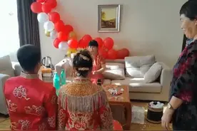 7月24日，黑龙江黑河，新郎改口喊妈时，新娘下意识答应全场爆笑视频封面
