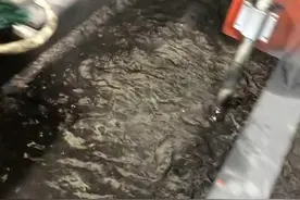 刚挖出来的煤，为什么要进行水洗？煤炭是一种重要的化石能源，但在其开采的过程中，常常伴随着许多杂质。为了提高煤炭的纯度、提升能源利用效率，降低环境污染，煤炭通常需要经过洗选处理。#煤炭 #煤矿 #洗煤厂 #洗煤设备 #选矿设备视频封面