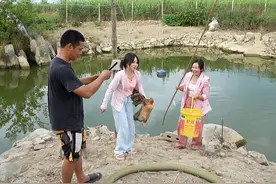 两位美女钓鱼太疯狂了，没钓上大货就直接抓鸡，阿琪一旁看懵了视频封面