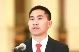 著名孝子刘秀祥背着疯娘上大学，睡猪圈捡垃圾都没能击垮他的自尊视频封面
