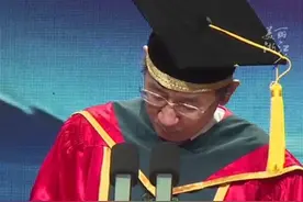 “学生们获的国际奖项我都不清楚代表什么。”#南科大学校长薛其坤在毕业典礼上整活  ，网友：校长，总结一个字就是“牛”！