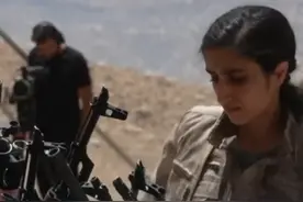 #库尔德工人党在伊拉克解除武装 女战士排队将武器投入焚烧池 （来源：参考消息）