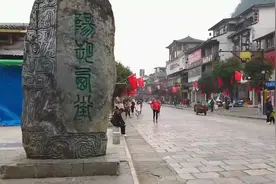 桂林高铁北站怎么去阳朔西街最快，95%的家庭选择最后一种。视频封面