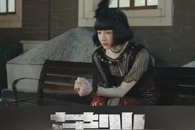 #薄冰 吴若男将偷来的扣子交给余春羊，余春羊发现她的伤，将手帕递给吴若男。待余春羊走后，吴若男独自在街边哭泣。@陈钰琪Yukee @陈小纭
今日20:00 @湖南卫视 #金鹰独播剧场 @芒果TV 双平台独播,会员抢先看!视频封面