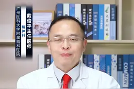 氯氮平副作用多久消失？ #涨知识 氯氮平的副作用消失的时间因个体差异而异，但通常会在停药后的一段时间内逐渐消退。以下是对氯氮平副作用消失时间的详细分析：
第一，常见的副作用：#氯氮平 的常见副作用包括头痛、恶心、高热、失眠、嗜睡、困倦、头晕等。此外，还可能引起情绪不稳定、食欲增加、体重增加、月经紊乱、心动过速、震颤、皮疹、心悸、低血压等症状。
第二，副作用消失的时间：对于头痛、恶心、高热等常见的副作用，其消失时间通常与个人体质和药物代谢速度有关。一般来说，这些副作用在停药后数天至一周内会逐渐减轻或消失。对于失眠、嗜睡等睡眠障碍，副作用的消失时间也因人而异。一般来说，这些副作用在停药后6-8天内会逐渐消退。然而，具体时间可能因个人体质和新陈代谢速度的差异而有所不同。有些患者可能在停药后6天左右恢复正常睡眠，而有些患者可能需要8天左右的时间。对于情绪不稳定、体重增加等长期副作用，其消失时间可能更长。这些副作用可能需要数周至数月的时间才能完全消退，甚至在某些情况下可能需要更长时间。
第三，注意事项：在使用氯氮平期间，患者应密切关注自己的身体反应，如出现严重副作用或不适，应及时就医并告知医生。氯氮平具有一定的药物相互作用风险，因此在使用前应告知医生相关的药物情况，以便减少药物相互作用的风险。氯氮平需要在医生指导下使用，患者不应私自服用药物或更改药物剂量。
总之，氯氮平的副作用消失时间因人而异，但通常在停药后的一段时间内会逐渐消退。患者在使用氯氮平时应密切关注自己的身体反应，并遵循医生的指导和建议。#硬核健康科普行动  @创作灵感小助手视频封面