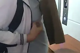 邻居男孩偷闻女子穿过的鞋，身穿校服 背着书包，女子也不知如何跟其家长解释这件事，未成年人需要正确的性教育和性引导（杉）视频封面