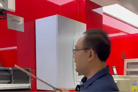 带水泵就没有积水问题了？假！！ 水泵又叫冷凝水提升泵，为了帮助中央空调冷凝水排放的。可安装不当，一样没啥效果，如果只是担心中央空调排水不畅、漏水泡顶的问题，那带排水泵并不能解决这些问题!中央空调会漏水泡顶基本源于：排水管接口没粘紧、保温棉没粘紧或有破损、排水管坡度不够、排水管或排水地漏堵塞，这些问题大多都是前期施工不当导致的#三菱电机中央空调 #装修 #干货分享 #设计装修 #揭秘