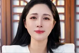 83岁老奶奶拾金不昧，捡万元现金交还失主。 #83岁奶奶 #拾金不昧 #1万 #曹小月 #抖音热评视频封面