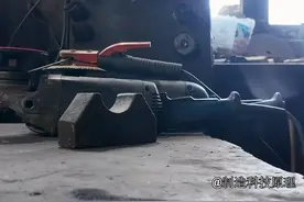 无与伦比的锋利的大马士革刀视频封面