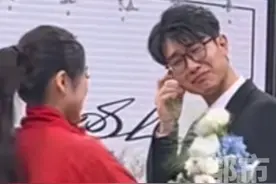 女孩结婚把婚纱偷偷换成校服，新郎转身后瞬间落泪 #爱情  #婚礼  #从校园到婚纱  来源@@胶州-木子美妆造型会馆🔥