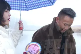 3月3日，河南洛阳，男子洛河边捡到神奇“宝贝”？男子：和石头连在一起，踩起来软软的，男子爱人：来的时候没有回去就出现了，“要真是太岁我都发财了！”视频封面