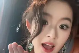 因“天价耳环”事件引发热议的黄杨钿甜参加艺考，拿下三家名校合格证，被网友质疑“实力为王”还是“资源倾斜”？（钱江晚报、闪电新闻）视频封面