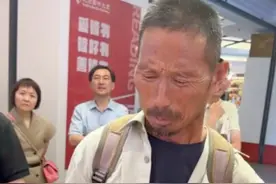 #爱读书的工地大哥找到了  热爱读书的刘诗利是河南濮阳人，曾当过民办教师，平时没有活儿时，就到图书馆“蹭书”。“今儿，全村人都在网上看诗利，大家都给他点赞嘞！”刘诗利老家邻居刘诗有说。网友点赞：脚踩泥泞，依然仰望星空！视频封面