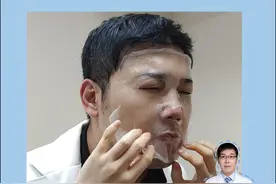 20+年皮肤科医生|光子嫩肤术后注意事项 🧏🏻‍♀光子嫩肤作为入门级轻医美项目的扛把子🏋🏻，那治疗后皮肤需要注意哪些呢❓
所以今天樊医生给大家整理了光子嫩肤术后7天内正确护理指南，希望对你有帮助💪

1.做前一个月：
尽量避免暴晒，前一个月停止刷酸，也不要用 A醇A酸类需要避光的产品。
2.术后即刻：
及时做冰敷、用械字号的医用面膜补水镇静，敷料去除完以后可以用写有修复的敷料来涂抹在皮肤表面加速皮肤修复。
3.术后24小时内：
尽可能的不要用洗面奶洗脸
4.24小时之后：
就可以正常的用清水洗脸了
5.3天内：
每天敷一片械字号面膜，早晚薄涂修复成分的材质
6.7天内：
尽可能精简护肤，多用温和保湿修护类的产品，另外要注意严格防晒
#硬核健康科普行动   #护肤  #樊哥撩皮肤  #面膜  #干燥脱皮视频封面