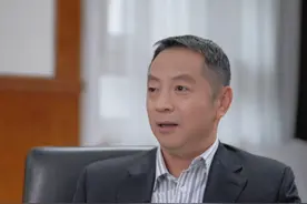 近日，中国社会科学院美国研究所研究员刘卫东在接受《大变局》节目专访时表示，在特朗普第二任期，中国会表现得更加从容。经过之前四年的交手，中国已熟悉特朗普的行事风格，在应对相关事务时会更有自信和底气。 #中美关系视频封面