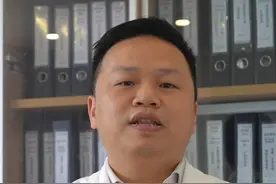 壮医药线点灸疗法，是流传于壮族民间、沿用至今的一种民族特色疗法。这种“道地”疗法的精髓在于，在“辨病为首，诸诊合参”的疾病诊断原则下，以线作针，依“纲”取穴，对症点灸。苎麻用古法脱脂，十多味壮药与雄黄酒碰撞、交融，10天后萃精成液，再10天，药酒侵入细小的纤维间隙，药线即成。
#药线点灸 #壮医特色疗法 #传承中医文化