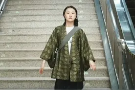 北京地铁挺身而出的女乘客发文：说了大家想说却没说的话 近日，北京地铁5号线一起因“衣服脏”引发的冲突事件受到网友广泛关注。4月17日晚高峰时段，一名男子因嫌弃邻座乘客衣服沾灰，以“跟要饭的似的”“不配坐地铁”等侮辱性言语持续攻击对方，甚至阻挠对方解释“连靠背都没靠”。就在车厢内陷入沉默时，一名女子挺身而出：“那您别坐这儿了，我愿意跟他挨着！”她随即坐到两人中间，轻声安抚被辱骂者，这一幕被乘客拍下后迅速登上热搜。4月22日，这名挺身而出的女子首次通过社交媒体发文，她表示，自己并非北京本地人，在北京生活十年间，以写作、广告美术和经营小网店维持生计。她在回应中坦言，当天因朋友临时赠票改乘地铁，“完全没想到会以这种方式被看见”。她同时强调自己只是“在合适的时间和地点，说了大家想说却没说的话”，并引用德国作家黑塞的话：“体验本身相同，人接近生命本质时，就会经历生命的真实”，认为这正是她选择挺身而出的勇气来源。#北京地铁挺身而出的女乘客发文 （@杨晓旭 ）视频封面