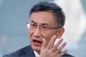 【清华教授：美国过惯了好日子 现在要搞制造业太难了】清华教授表示，美国过惯了好日子，现在开始不去发美元，要去做制造业，太难了。视频封面
