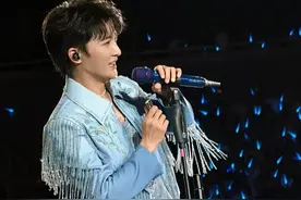 6月16日（报道），山西太原晋祠一古碑文出现“周深”两个字，有粉丝排队两小时成功打卡。景区：凭演唱会门票可免费参观。#周深太原演唱会视频封面