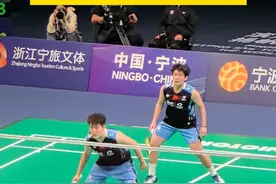 1-2！决胜局崩盘，刘圣书谭宁不敌世界第2韩国组合，“想打刁钻角度 出现失误”，“进攻很凶 但配合是弱点”#2024羽毛球亚锦赛 #羽毛球视频封面