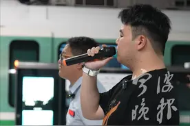 李健宁波演唱会结束，宁波轨交工作人员与粉丝合唱，用一首《传奇》给乘客们带来惊喜与回味#宁波新闻视频封面