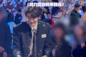 #林一免费教丁程鑫滑雪  单崇老师#林一   在好六街发剧宣传单啦，并承诺大家包教包会的！小丁#丁程鑫  问他是真的亲自教嘛，林一赶忙说：“我免费教你。”小 6 也想学！！@唐九洲  化身好奇宝宝问传单上的码扫出来是什么，何老师@何炅  打趣说扫出来是别的平台的剧哈哈哈哈！更有JOJO说他见证了欣欣和林一第一次滑雪的场面，简直是太精彩啦！#唐九洲见证了虞书欣林一第一次滑雪视频封面