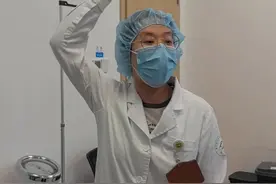#医生啦啦队式鼓励患者做检测  被赞活力四射、毫无班味，简直太可爱了。原来，这名医生是重医附一院第一分院呼吸科主治医师汪露，她说肺功能检查一次要20分钟左右，患者吹气是个体力活，该检查室的3个医生都会这样”啦啦队式“引导病人，这样能保证成功率，帮病人省劲儿。#医生指导病人检查毫无班味视频封面