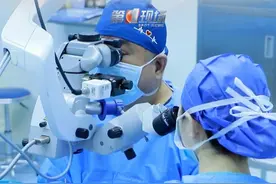 深圳首例国产人工晶状体植入术成功实施！27岁近视小伙术后视力恢复1.0。医生通过2.8毫米角膜微小切口，将折叠式人工晶体精准植入患者眼内，手术全程仅耗时5分钟。 #深圳   #近视手术  @抖音短视频 @DOU+小助手视频封面