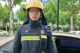 实拍高温下车内手机爆炸现场，炎炎夏日，谨防这些物品遗留在车内发生爆炸。来源：@浙江消防（央视频号：新闻来了）