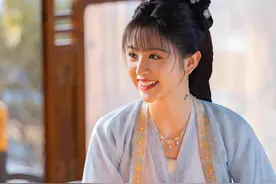 核爆后的世界末日，一片死寂与绝望。男女老少们手持锅碗瓢盆，视频封面